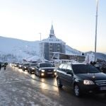 Vehículos atascados a la espera de poder acceder al puerto de Navacerrada, este martes