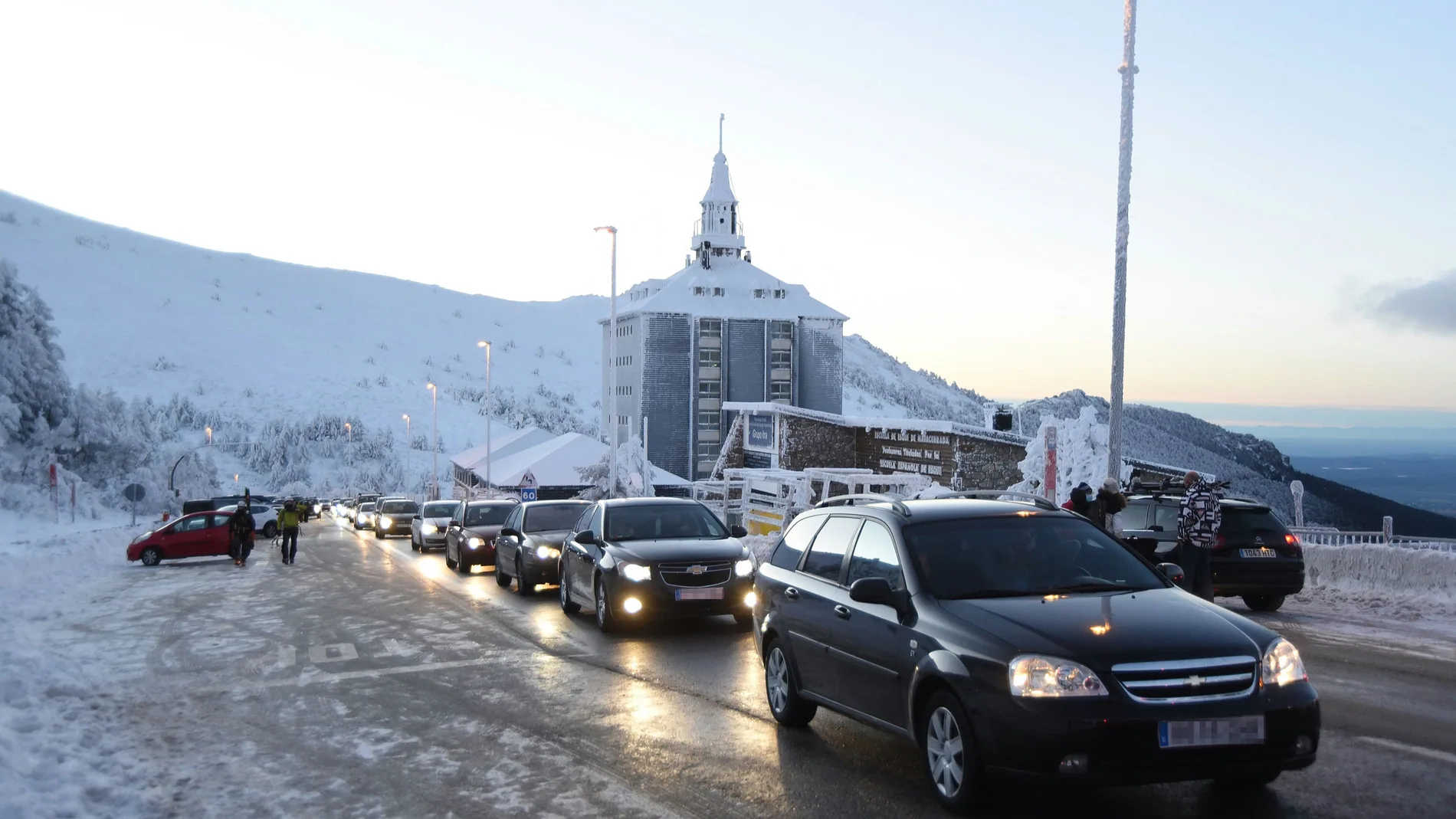 Vehículos atascados a la espera de poder acceder al puerto de Navacerrada, este martes