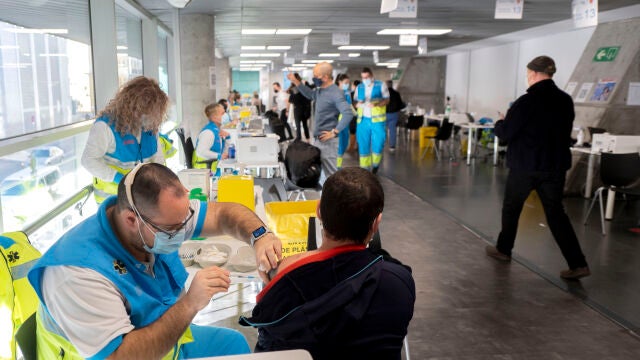 Varias personas son vacunadas contra el Covid-19, en Madrid