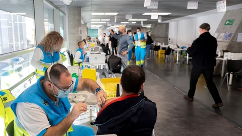 Varias personas son vacunadas contra el Covid-19, en Madrid