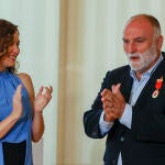 La presidenta de la Comunidad de Madrid, Isabel Díaz Ayuso, impone al chef José Andrés la Medalla de Oro que le concedió el Gobierno regional el pasado 2 de mayo, este viernes en la sede de la Comunidad