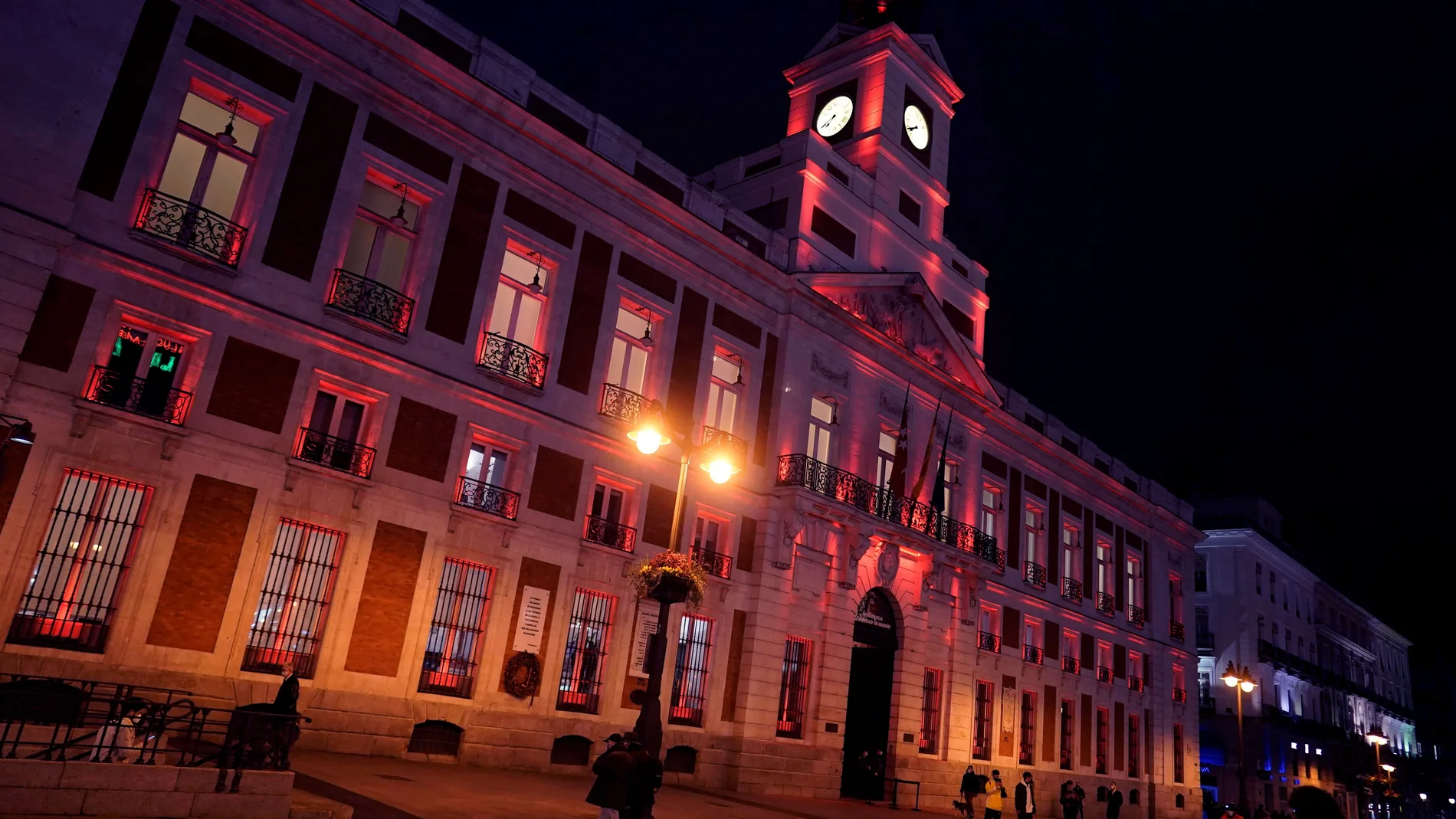 La Comunidad de Madrid ilumina de rojo este jueves la fachada de la Real Casa de Correos para dar la bienvenida al Año Nuevo Chino