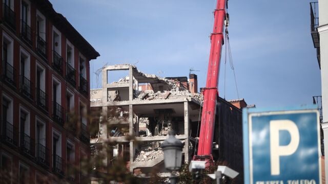 Una imagen con un año de historia. Operarios trabajan en la demolición de la planta sexta del edificio de la calle Toledo 98 que, el día 20 de enero de 2021sufrió una explosión por un escape de gas, en Madrid (España)