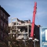Una imagen con un año de historia. Operarios trabajan en la demolición de la planta sexta del edificio de la calle Toledo 98 que, el día 20 de enero de 2021sufrió una explosión por un escape de gas, en Madrid (España)