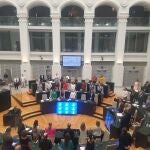 Toda la Corporación municipal, Ayuso y Mercedes González guardan un minuto de silencio por la mujer asesinada en Parla