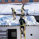 Reparación en techos de edificios tras la intensa nevada