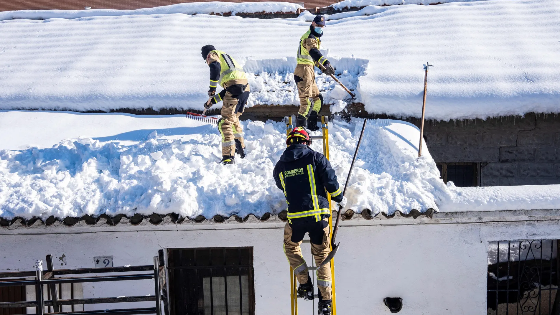 Reparación en techos de edificios tras la intensa nevada