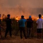 Unas 250 personas han tenido que ser evacuadas por el fuego declarado en el término municipal de Almonaster la Real, en Huelva