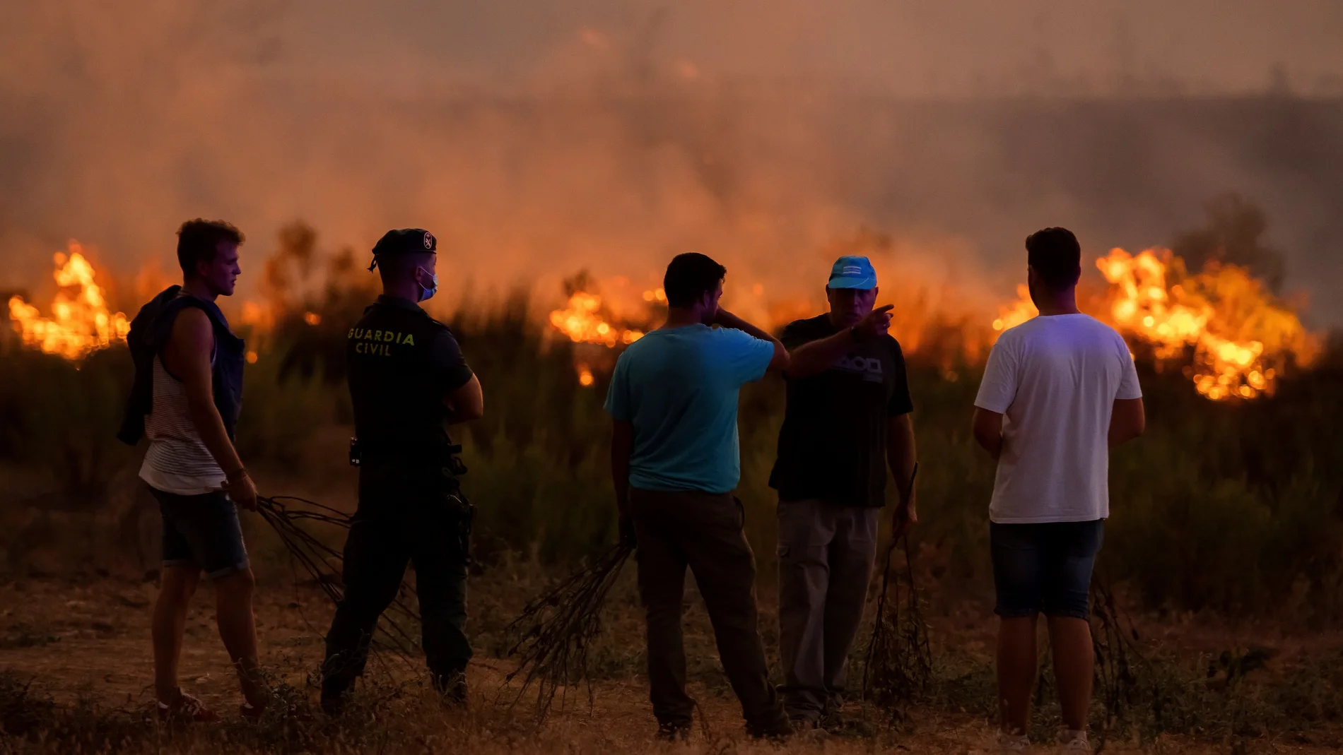 Unas 250 personas han tenido que ser evacuadas por el fuego declarado en el término municipal de Almonaster la Real, en Huelva