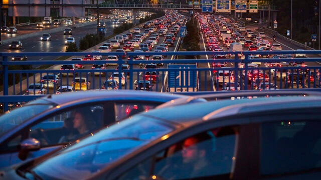 Ambiente con atascos en la carretera M-30 de Madrid
