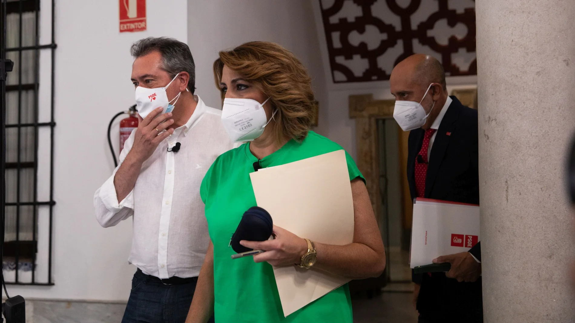 Al izquierda, Juan Espadas, junto a Susana Díaz y Luis Ángel Hierro, en la sede regional del PSOE andaluz