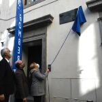 La delegada de Seguridad, Inmaculada Sanz, descubre la placa en homenaje al primer parque de Bomberos de Madrid