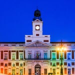 La Comunidad de Madrid ilumina la Real Casa de Correos con la bandera arcoíris por el Día Internacional del Orgullo LGTBI