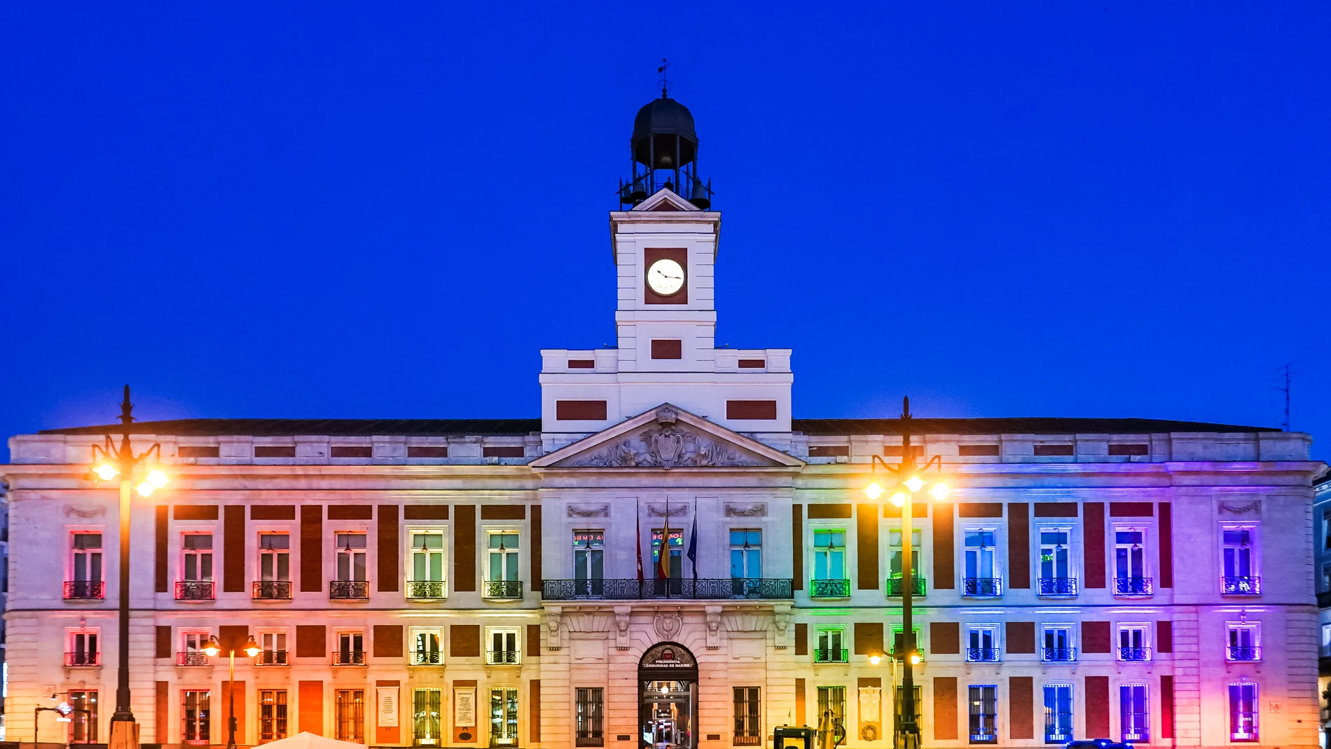 La Comunidad de Madrid ilumina la Real Casa de Correos con la bandera arcoíris por el Día Internacional del Orgullo LGTBI