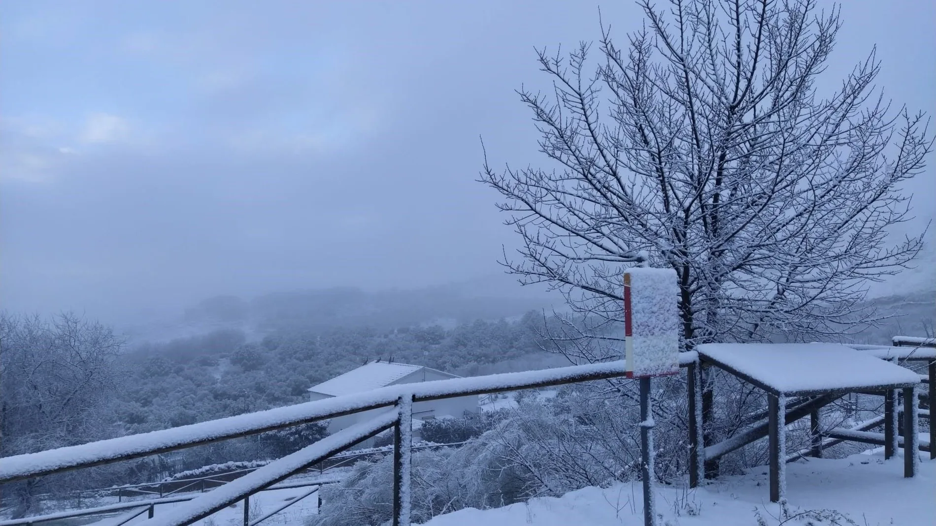 Vista de la nevada que ha caído en el municipio sevillano de Guadalcanal