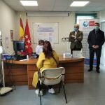 El consejero de Sanidad, Enrique Ruiz Escudero, asiste a una demostración del Servicio de Teletraducción en el Centro de Salud Almendrales (Usera)