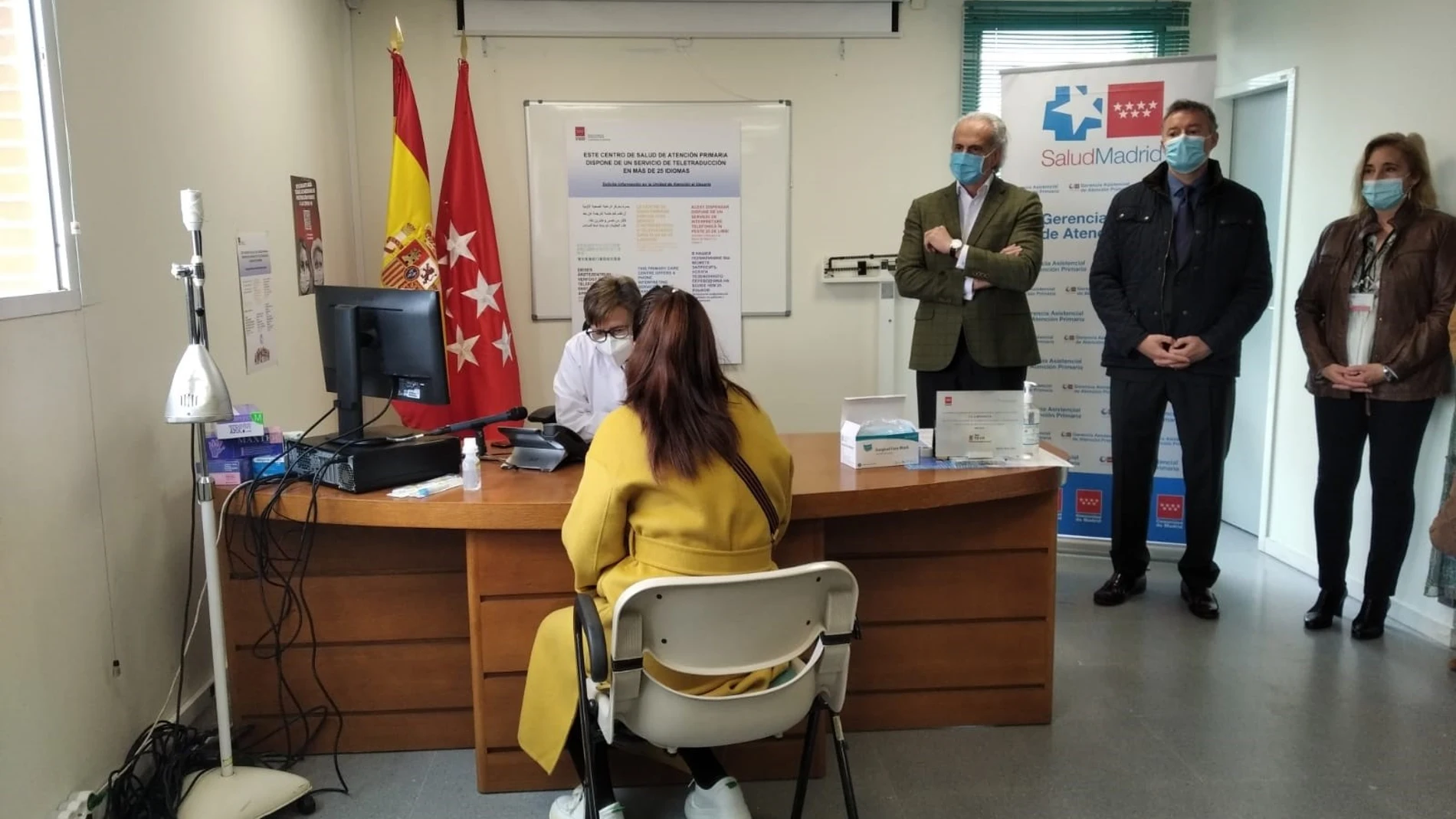 El consejero de Sanidad, Enrique Ruiz Escudero, asiste a una demostración del Servicio de Teletraducción en el Centro de Salud Almendrales (Usera)