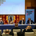 En la imagen, el presidente de Honor MOC y jurista, Antonio Garrigues; la vicealcaldesa de Madrid, Begoña Villacís; el vicepresidente ejecutivo MOC, Gerardo Seeliger; y el presidente de la Cámara de Comercio, Angel Asensio, durante la presentación de la plataforma Madrid Open City, en el Palacio de Cibeles, en Madrid