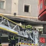 Bomberos del Ayuntamiento de Madrid trabajan para asegurar una marquesina en Paseo de la Chopera