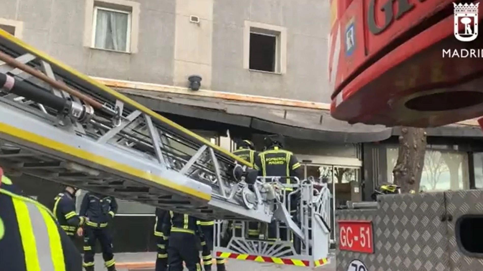 Bomberos del Ayuntamiento de Madrid trabajan para asegurar una marquesina en Paseo de la Chopera