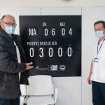 El hospital Zendal de Madrid da de alta a su paciente número 3000, Pietro Baracco, en las imágenes conversa con Fernando Prados , Coordinador General del Hospital Enfermera Isabel Zendal