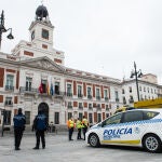 Personal sanitario y agentes de la Policía Municipal en la Puerta del Sol