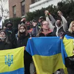 Varias personas con banderas de Ucrania participan en una nueva concentración ante la embajada rusa de Madrid