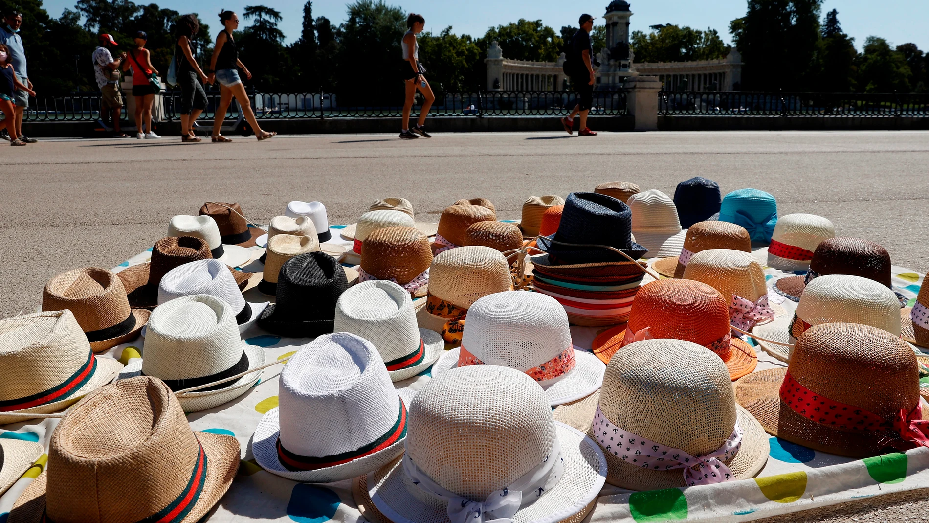 Puesto de sombreros en el Parque del Retiro de Madrid