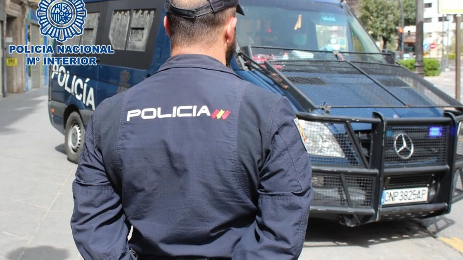 Un agente de la Policía Nacional de espaldas en una imagen de archivo