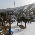 Vista general de telesillas y una de las pistas de la estación de esquí de Navacerrada, en Madrid