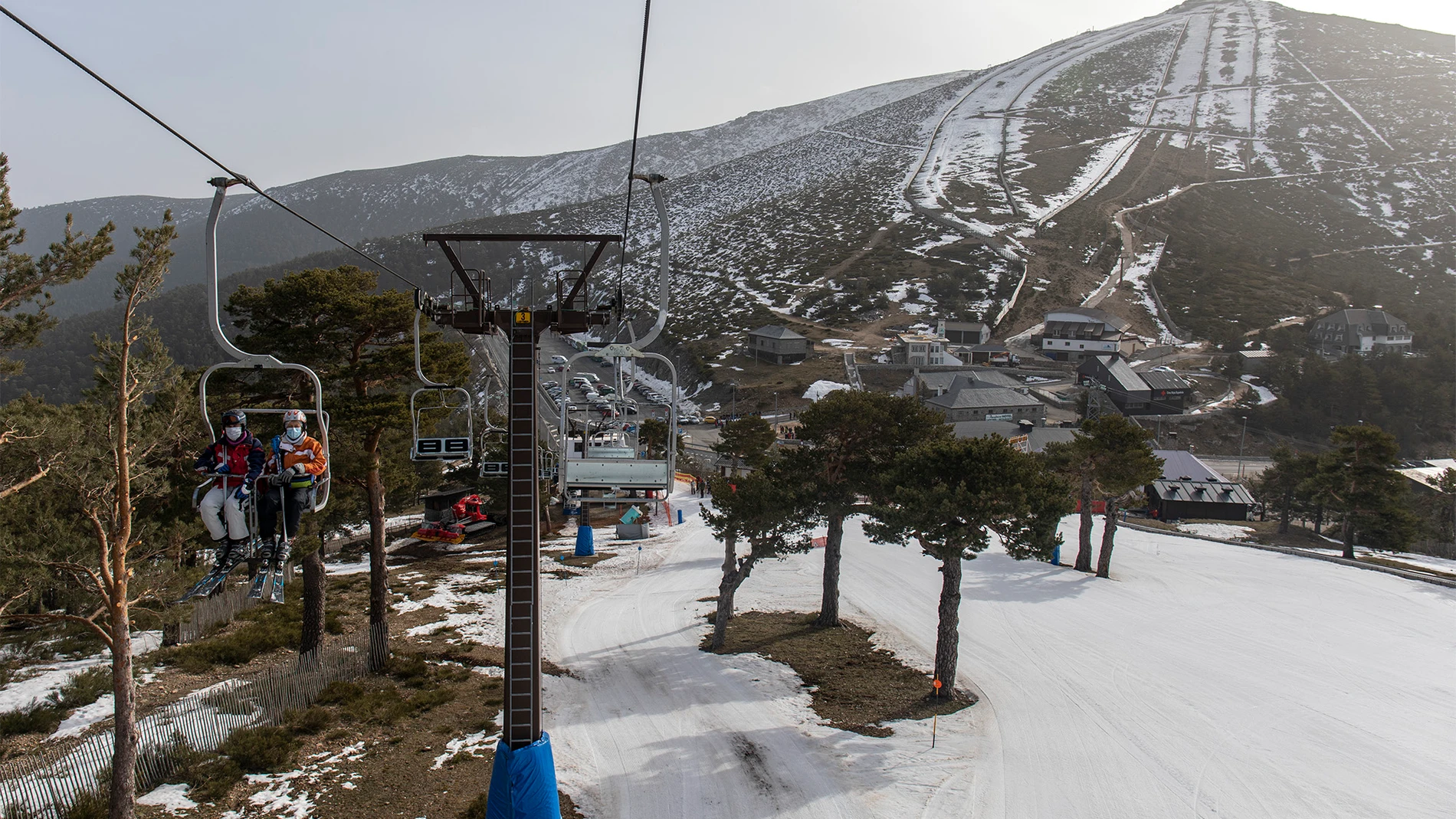 Vista general de telesillas y una de las pistas de la estación de esquí de Navacerrada, en Madrid