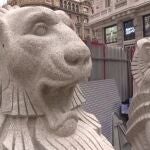 Dos leones de granito de 2.000 kilos coronan el nuevo templete de acceso a la estación de Metro de Gran Vía