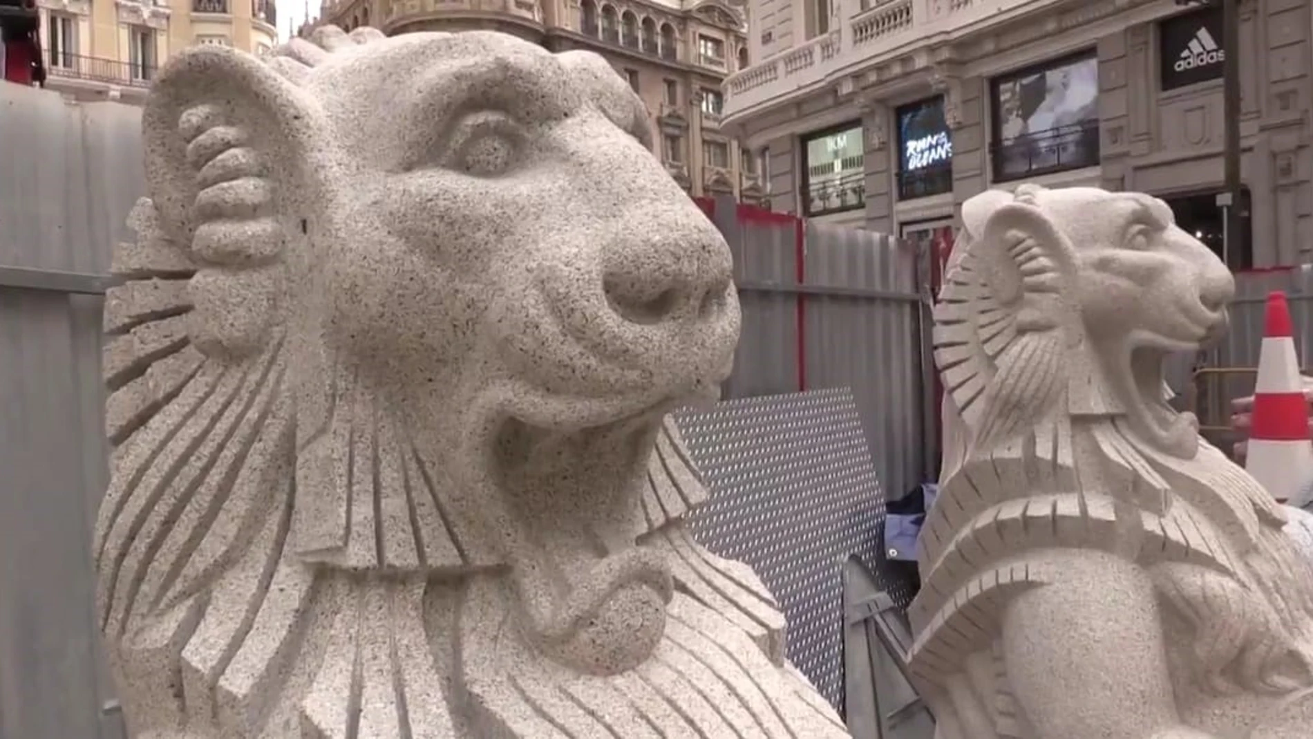 Dos leones de granito de 2.000 kilos coronan el nuevo templete de acceso a la estación de Metro de Gran Vía