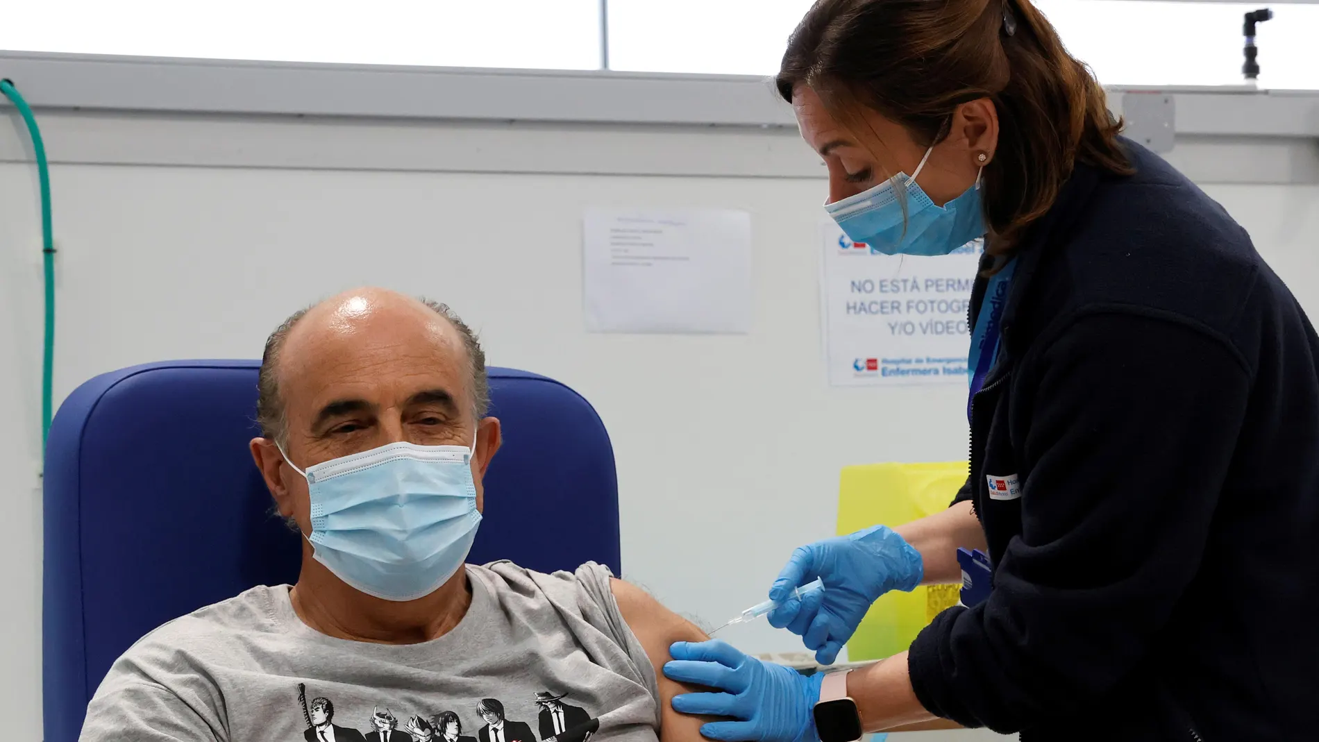 El viceconsejero de Salud Pública y Plan COVID-19 de la Comunidad de Madrid, Antonio Zapatero, acudió al Hospital público Isabel Zendal, este miércoles, para recibir la primera dosis de la vacuna de Astra Zeneca, tal y como le corresponde dentro de las franjas de edad del plan de vacunación