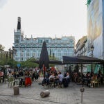 Varias personas, en la terraza de un bar en la plaza de Santa Ana, en Madrid