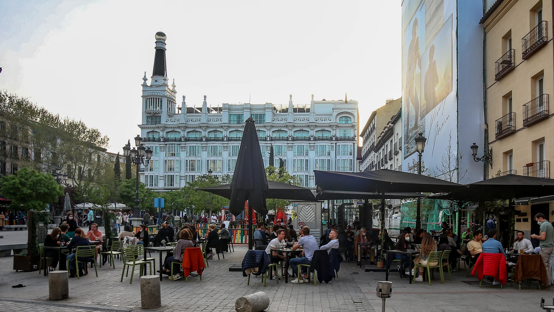 Varias personas, en la terraza de un bar en la plaza de Santa Ana, en Madrid