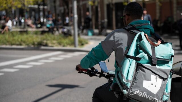 Un repartidor de Deliveroo en las calles de Madrid