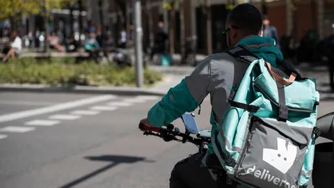 Un repartidor de Deliveroo en las calles de Madrid