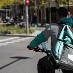 Un repartidor de Deliveroo en las calles de Madrid