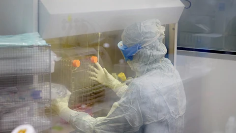 Un sanitario en el interior de la Sala Blanca Integral de nueva generación, que ha incorporado el hospital infantil Niño Jesús, y que es la primera de este tipo en Europa para la elaboración de terapias avanzadas, y en la que se fabricará un fármaco contra el cáncer infantil que se evaluará en un ensayo clínico y se destinará a niños con tumores sólidos avanzados