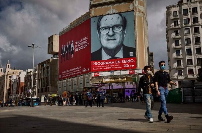 La Junta Electoral Provincial de Madrid ha requerido al PSOE la retirada del cartel "de propaganda electoral" colocado en el edificio del Palacio de la Prensa en la plaza de Callao de la capital
