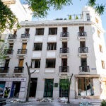 Fachada del edificio del barrio Salamanca donde tuvo lugar una explosión de gas, en la calle General Pardiñas, 35