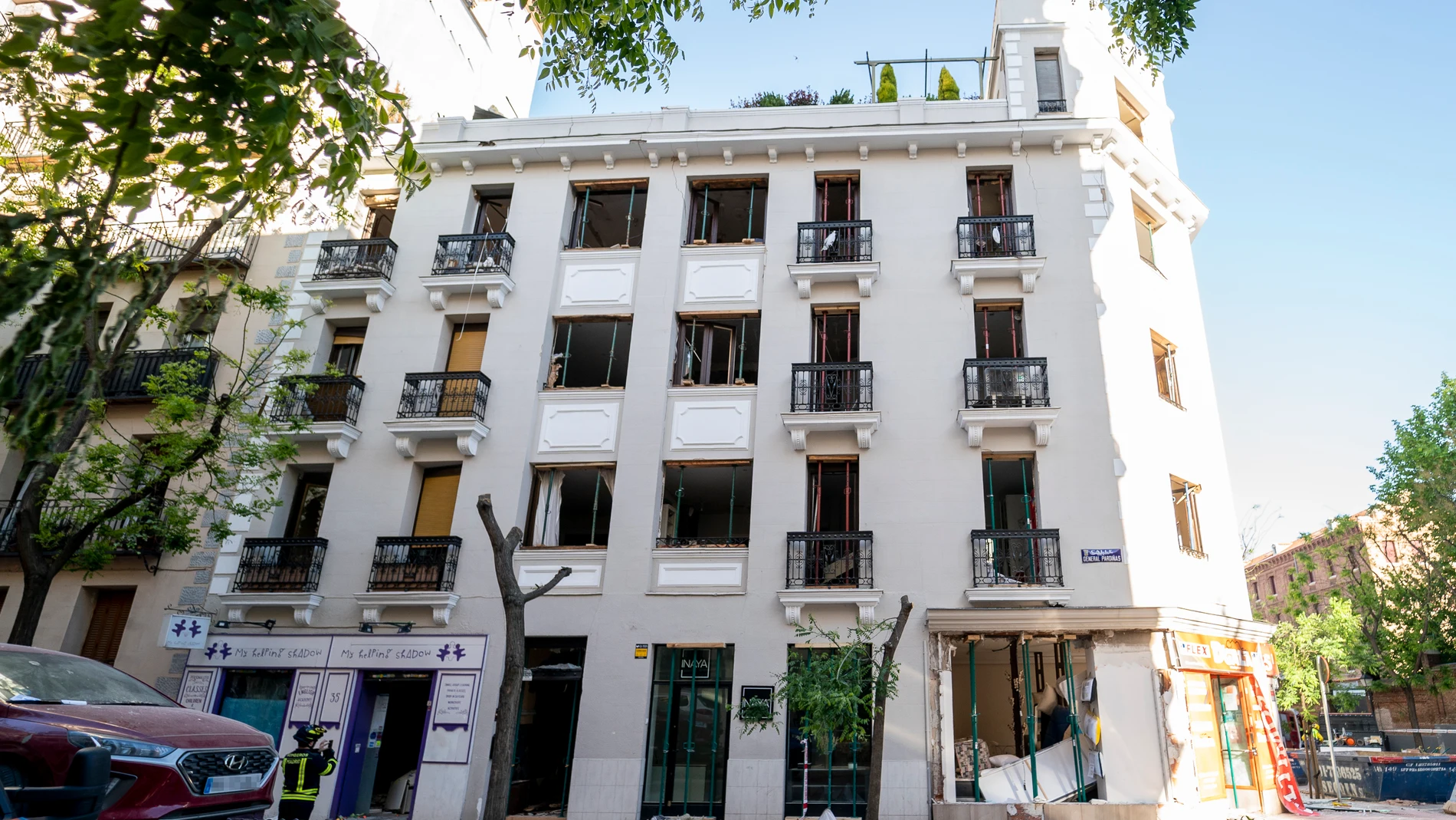 Fachada del edificio del barrio Salamanca donde tuvo lugar una explosión de gas, en la calle General Pardiñas, 35