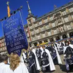 Tradicional tamborrada de Domingo de Pascua en la Plaza Mayor de Madrid