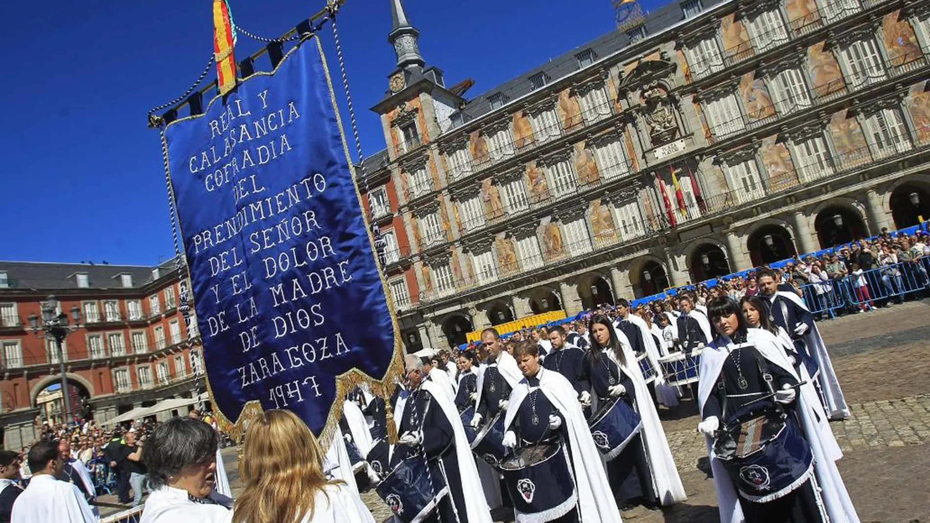 Tradicional tamborrada de Domingo de Pascua en la Plaza Mayor de Madrid