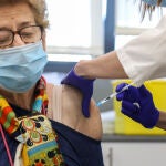 Una persona mayor se vacuna contra la gripe en el centro de Salud Baviera, en Madrid