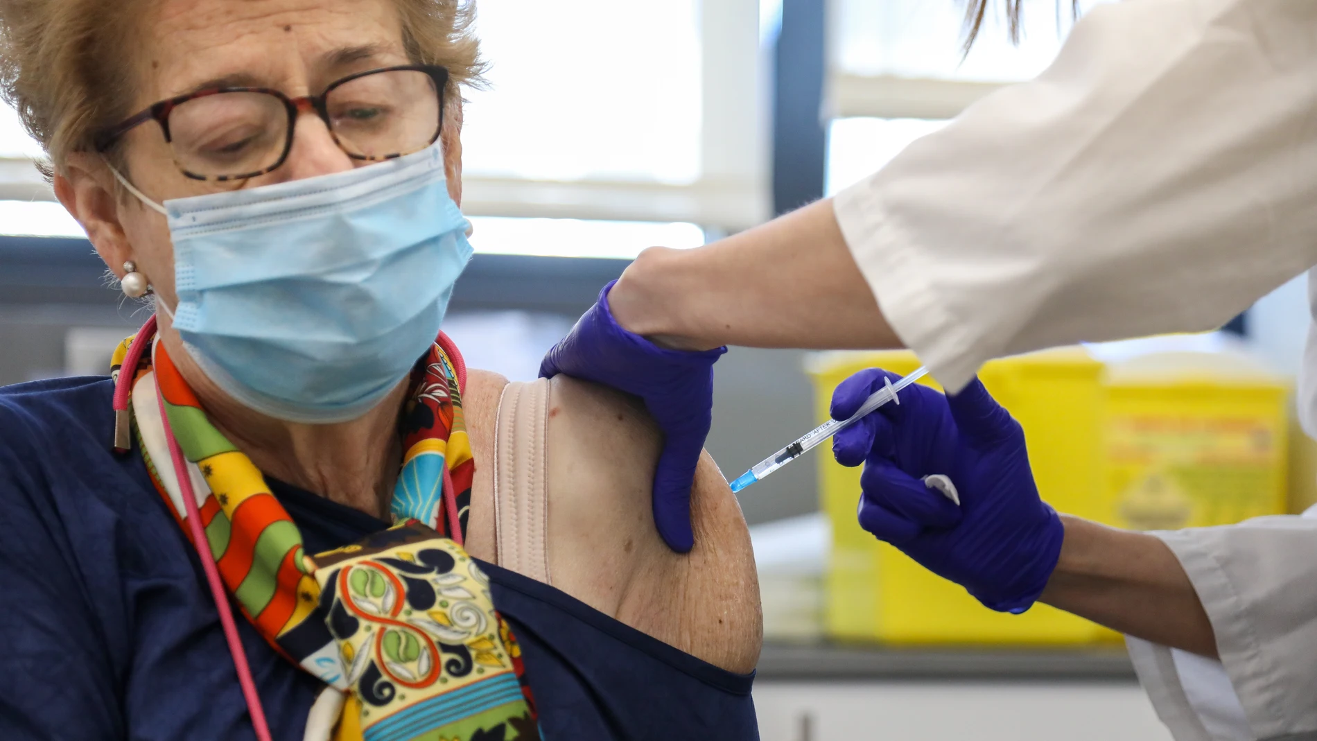 Una persona mayor se vacuna contra la gripe en el centro de Salud Baviera, en Madrid