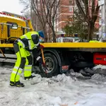 Varios miembros del Cuerpo de Bomberos continúan con las tareas de limpieza de calles tras la gran nevada provocada por la borrasca ‘Filomena