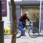 Un hombre circula en bicicleta por Sevilla con mascarilla por el Covid-19