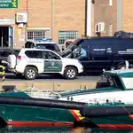 Vista de varias embarcaciones y vehículos de la Guardia Civil, en un punto de la provincia de Cádiz